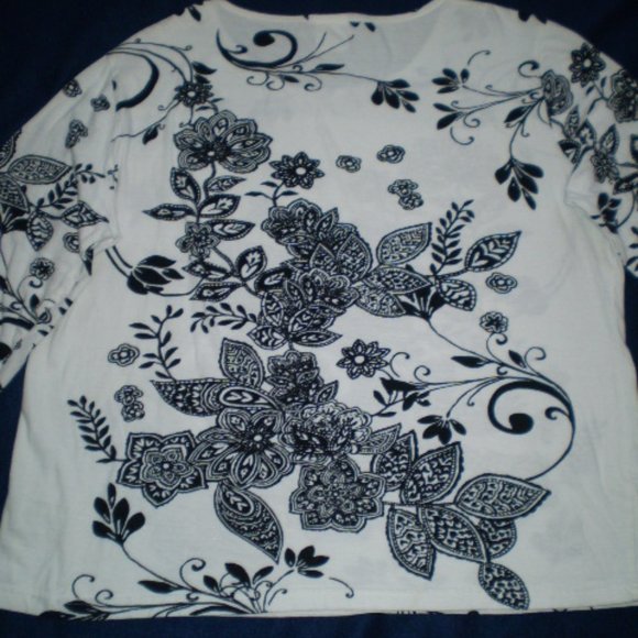 SIZE: MEDIUM~WHITE/BLACK FLORAL PRINT..3/4 SLEEVE~KNIT TOP~MINT CONDITION - Picture 7 of 7